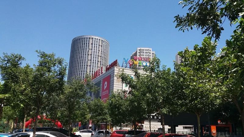 龙旗购物中心是回龙观南部地区少有的商业中心,也是小郑的主战场