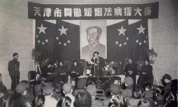 1953年,天津人民电台召开了贯彻《婚姻法》广播大会。