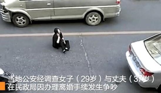 4月17号,广东汕头一对男女因协议离婚发生争吵,丈夫街上殴打妻子。这样的情形在民政局里并不少见。