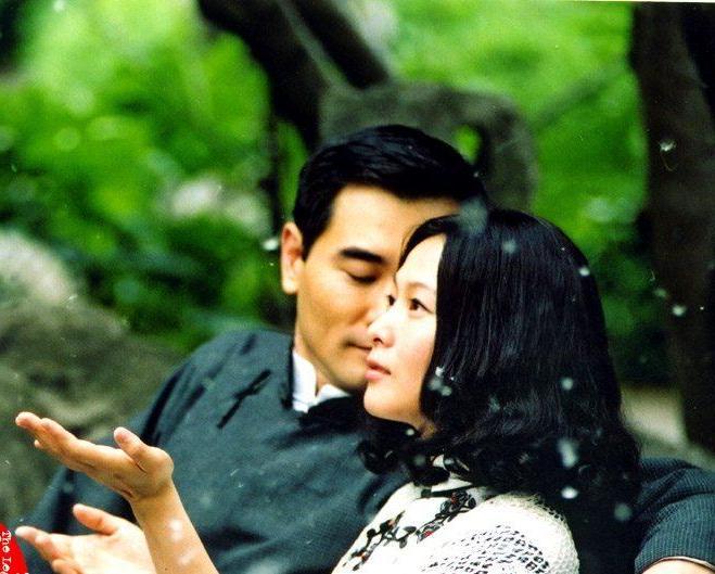刘若英、赵文瑄主演《上海往事》。