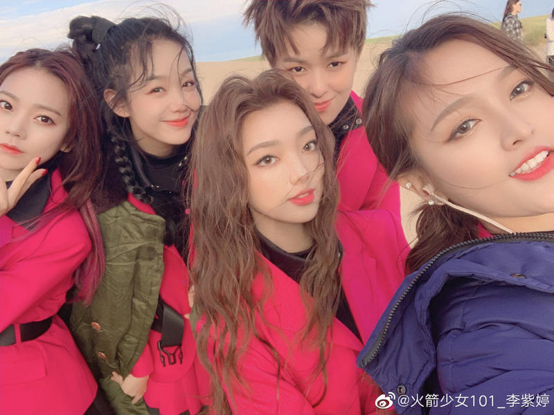 从左至右:张紫宁、徐梦洁、李紫婷、Sunnee、吴宣仪