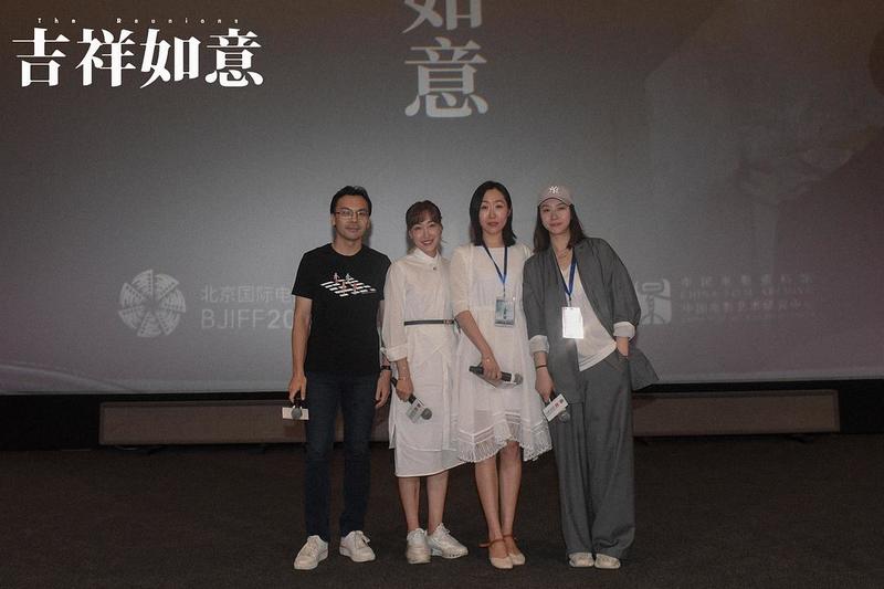 左三是真实的丽丽,左四是饰演“丽丽”的刘陆