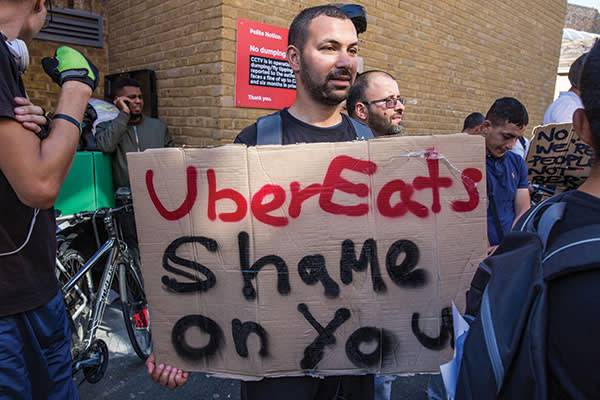 集会的外卖员手举标语“shame on you” 图片:Mark Kerrison / Alamy