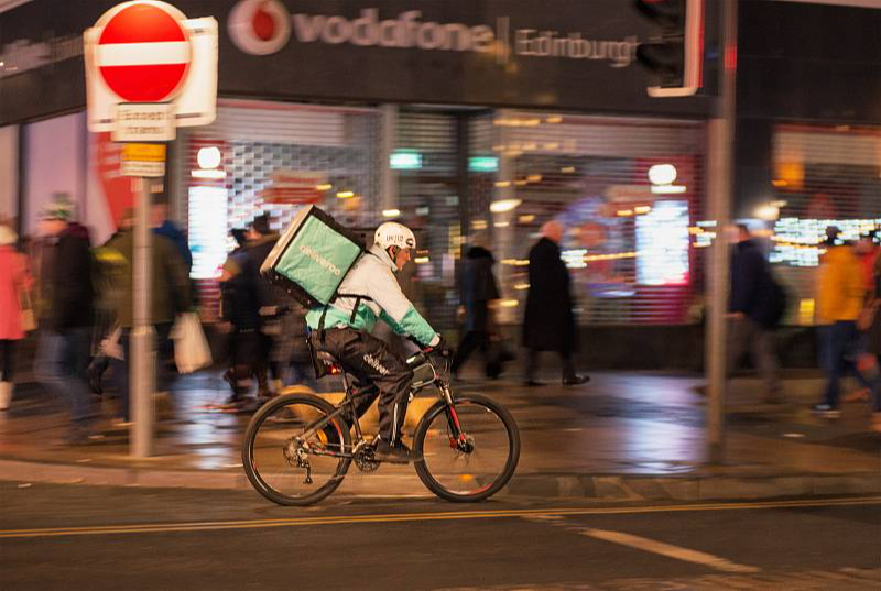 Deliveroo的外卖员一般都是骑自行车送货 图片:视觉中国