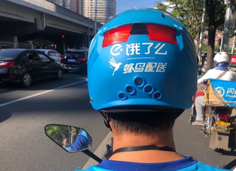 陈国江在送餐途中。李一鸣 摄