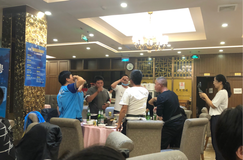 聚会上,每一桌都会和陈国江喝一杯。李一鸣 摄