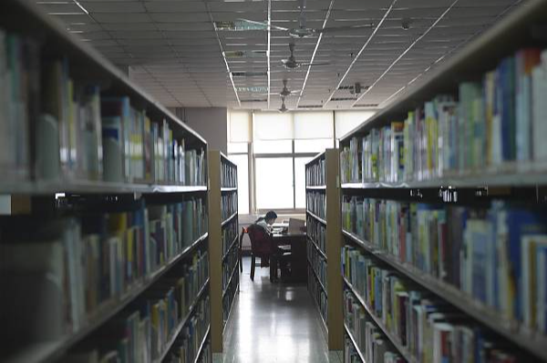 青岛一所高校的图书馆。图片来源:视觉中国