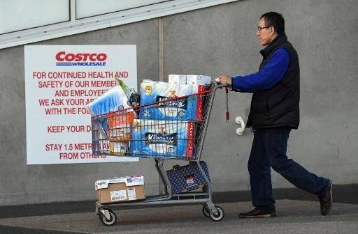一位美国居民正在连锁超市COSTCO购物