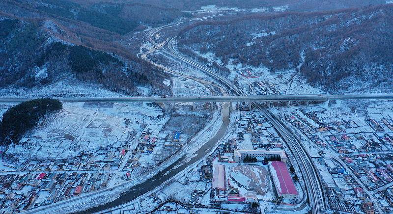 2020年11月4日,黑龙江牡丹江,一场大雪过后,被张广才岭环抱的横道河子镇,一片洁净。200余座建于清朝末年的俄式老建筑,立于原中东铁路现在的滨绥铁路两侧,披风戴雪,沧桑满目。图片:视觉中国
