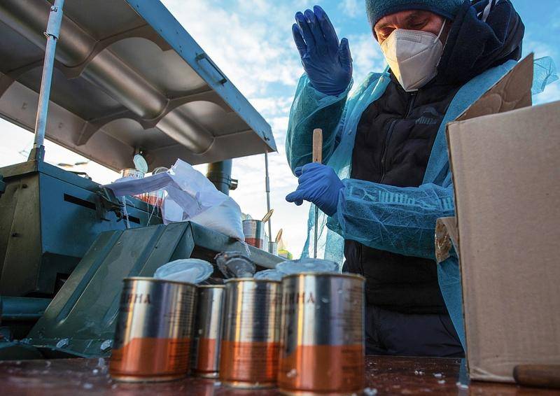 符拉迪沃斯托克民众在街头领取食物与水 图源:视觉中国