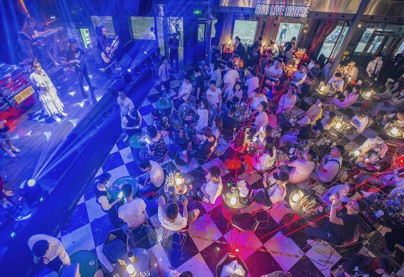 2020年6月14日晚,夜幕降临,华灯初上,位于成都市武侯区九眼桥酒吧街,灯火辉煌,人头攒动。图片:CFP