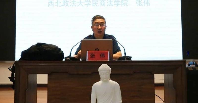 《民法典》即将实施,成各界关注热点。今年9月,西北政法大学教师张伟受邀到法门寺佛学院讲解民法典