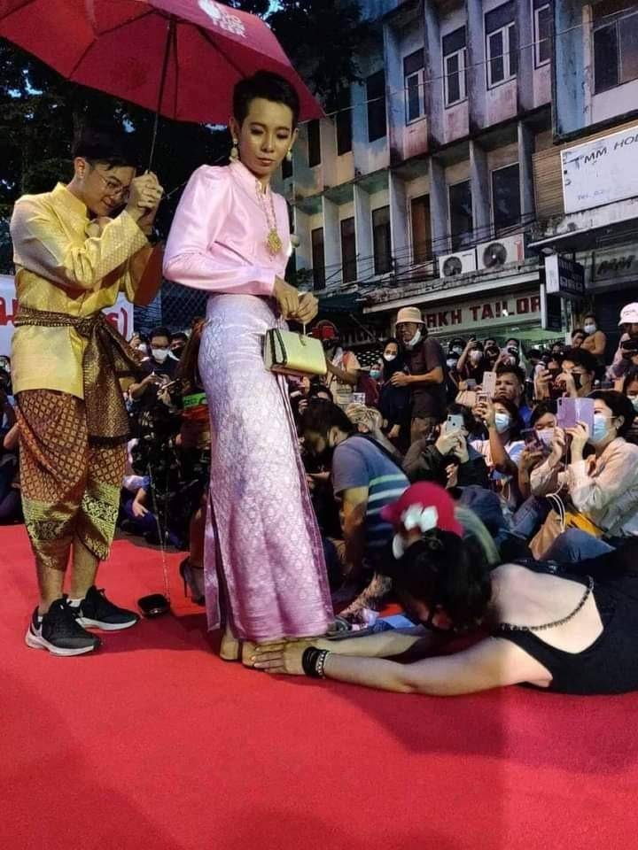 Jatuporn Sae Ung因“模仿王室”被指控冒犯君主罪。图片:曼谷邮报