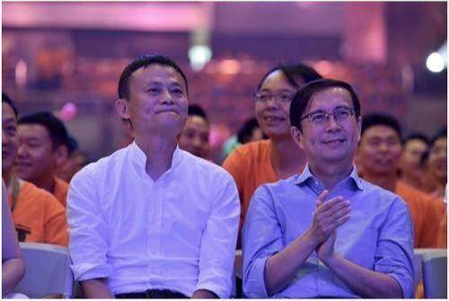 马云和张勇。图片来自于搜狐。
