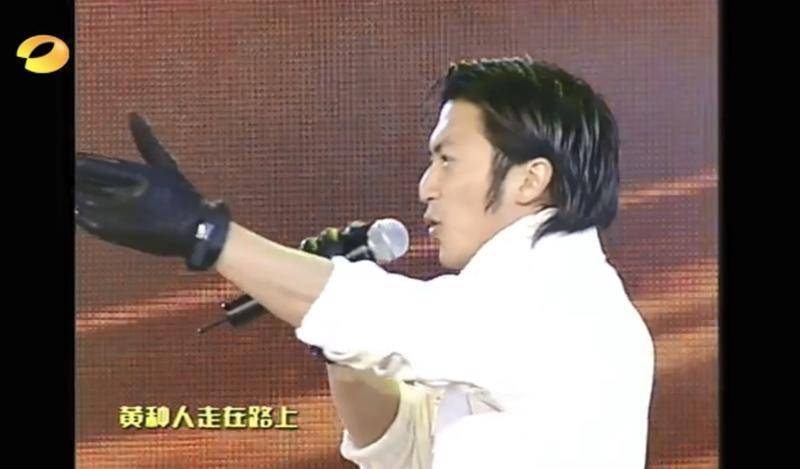 谢霆锋2005年在湖南卫视跨年演唱会演唱《黄种人》