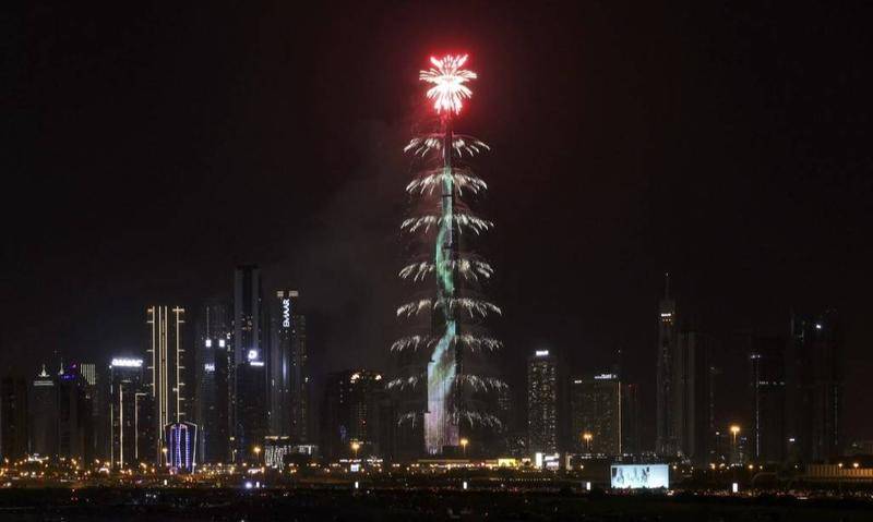 12月31日午夜,迪拜的哈利法塔燃起烟花。 图源:AFP