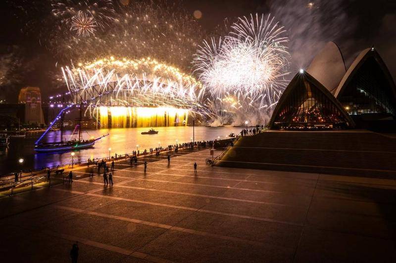 2021年1月1日,在悉尼市中心举行的新年夜烟火表演期间,悉尼海港大桥附近几乎空无一人。 图源:AFP