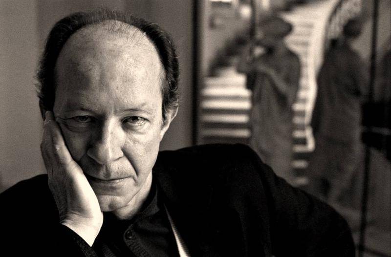 吉奥乔·阿甘本(Giorgio Agamben,1942 — ),意大利著名政治哲学家、思想家; 欧洲研究生院巴鲁赫·德·斯宾诺莎教授、意大利维罗拉大学美学教授、巴黎国际哲学学院哲学教授,并在德国杜塞尔多夫市海涅大学以及美国多所大学任客座教授,包括加州大学伯克利分校、圣克鲁斯分校、西北大学等。玄妙深奥的语言风格、融会贯通的思想体系、切实深刻的现世关注,使他成为当今最具挑战性的思想家之一。