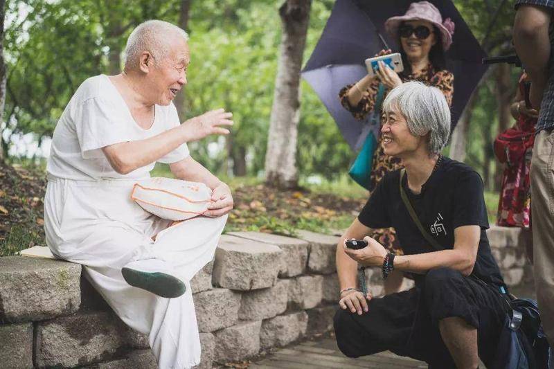 “寻谣计划”北京站,小河与提供童瑶的老人交谈