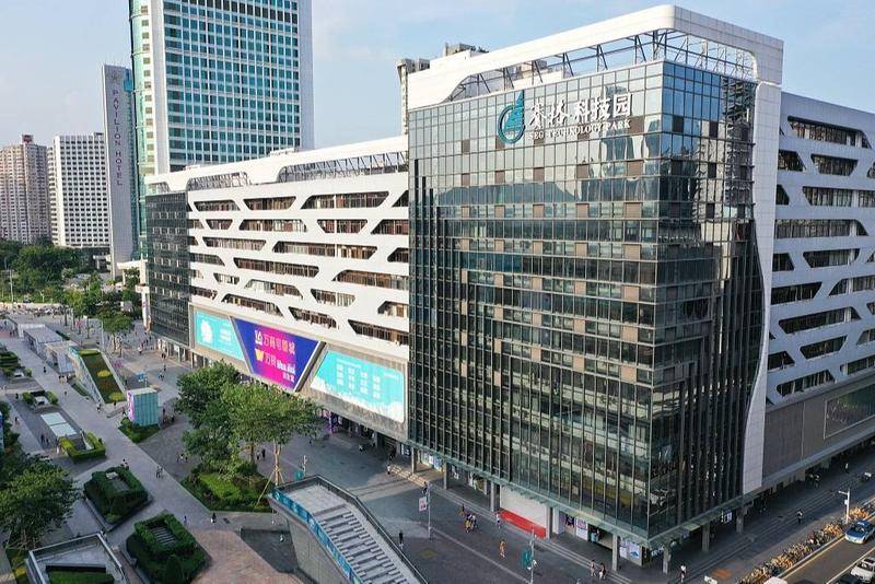 深圳华强北赛格电子市场 图源:视觉中国