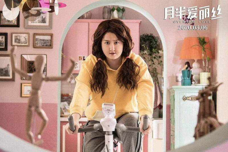 关晓彤接拍的电影《月半爱丽丝》,让人无法想象这是2020年的作品