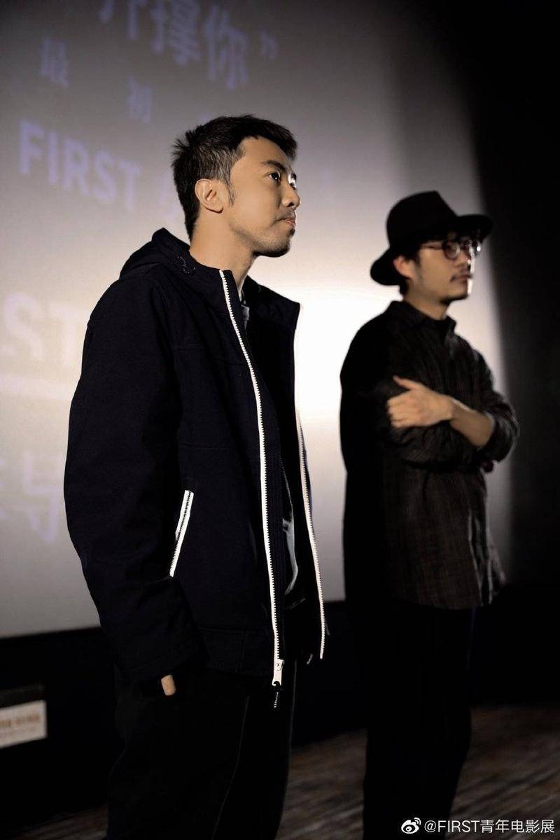 导演黄梓(左)在放映会上