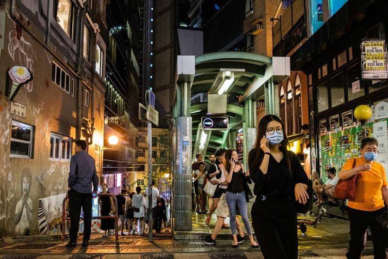香港中环苏豪区,半山扶手电梯外的行人。图片:法新社