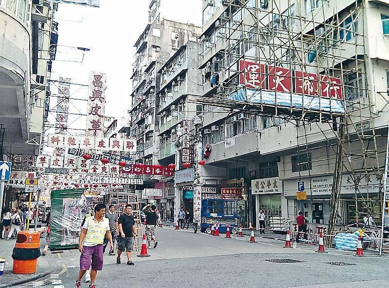 2013年,电影《变形金刚4》曾在大南街取景拍摄,图为片场布置情况。图片:视觉中国