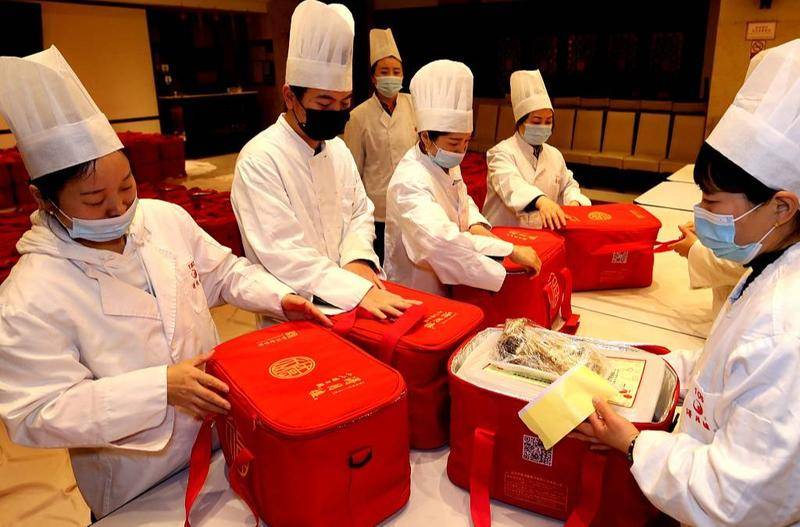 苏州某酒家正在准备“小份年夜饭”/图片来源:视觉中国
