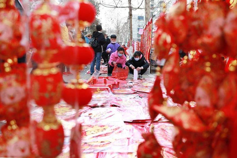 购置年货的人们/图片来源:视觉中国