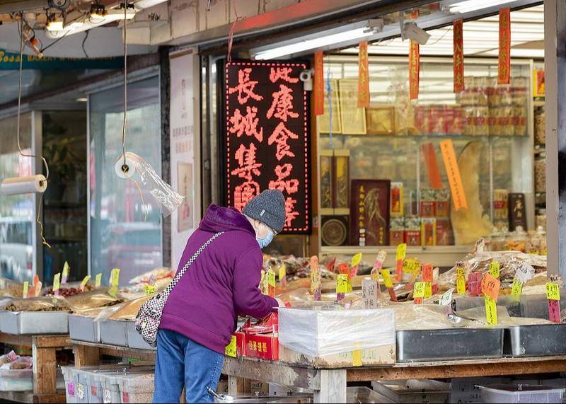 2021年2月6日,加拿大温哥华,唐人街路边的商店外售卖新年用品。图片:视觉中国