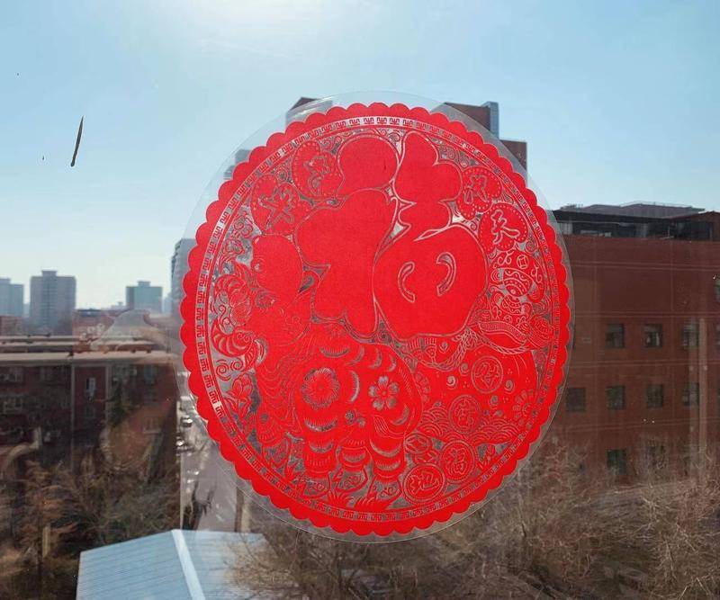 吴仲给窗户贴上了“福”字装饰/图片由受访者提供