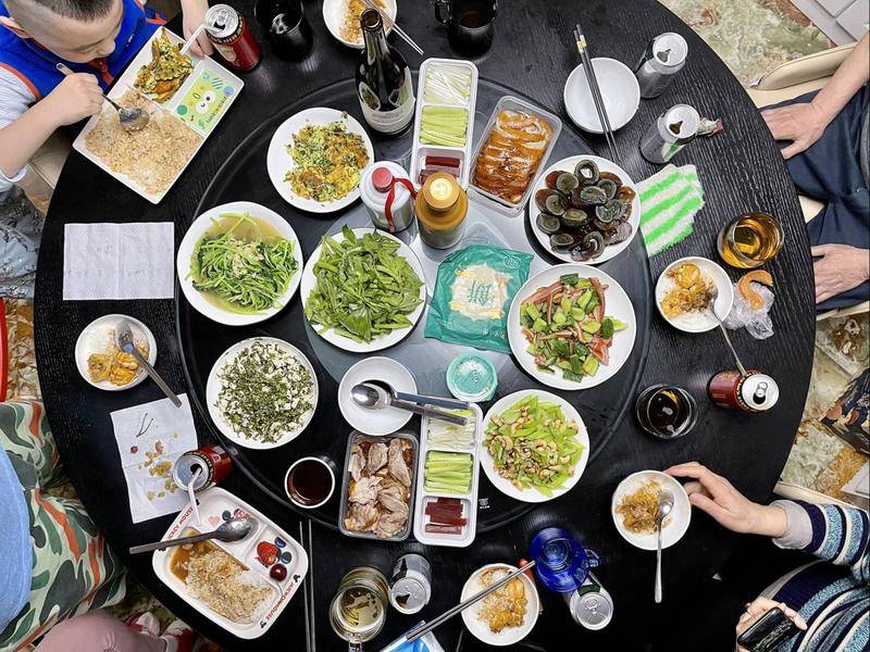 2月11日晚,北京,响应号召就地过年,除夕之夜和外甥外甥女一起吃年夜饭,与往年大鱼大肉不同,今年走一下素食路线,以青菜为主,主食为济南大厨做的鲍鱼捞饭。