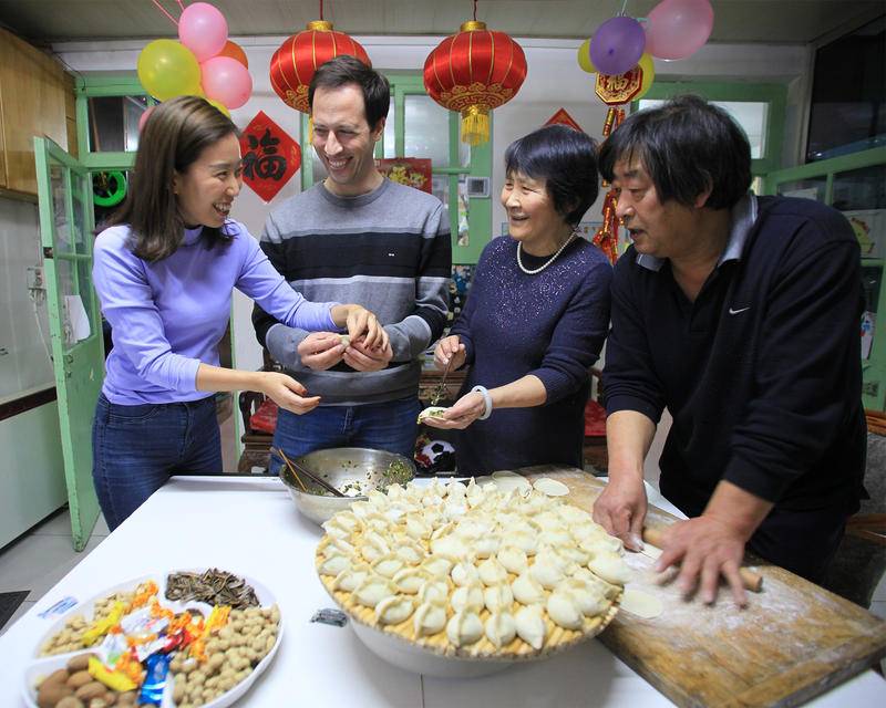 2月11日,农历除夕,北京姑娘一凡携恋爱多年即将结婚的在华工作的法国男友候马(左二),到北京舅舅舅妈家过除夕学包饺子。