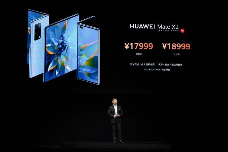 华为新款折叠屏手机Mate X2。来源:发布会