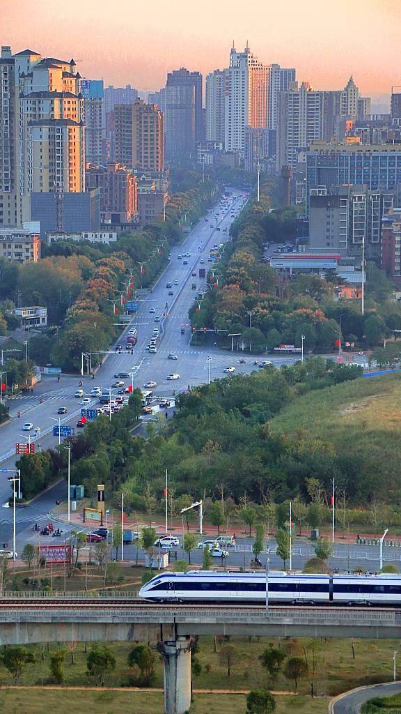 连接长沙的城铁穿过湘潭市区。图源:视觉中国