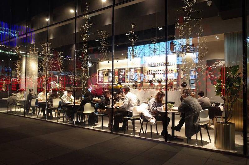 小城里的网红餐厅,成为年轻人的聚会热门地。图源:视觉中国