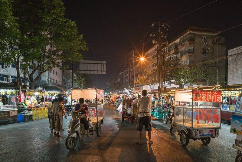 小镇的夜市。图源:视觉中国