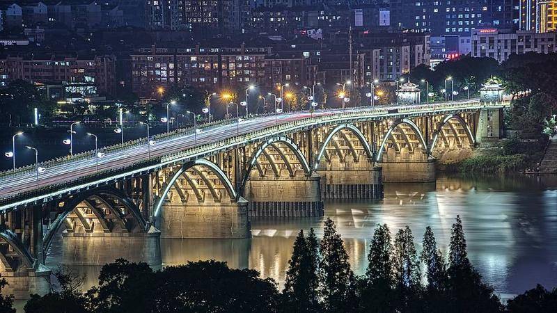 夜晚,湘潭一桥亮起了灯。图源:视觉中国