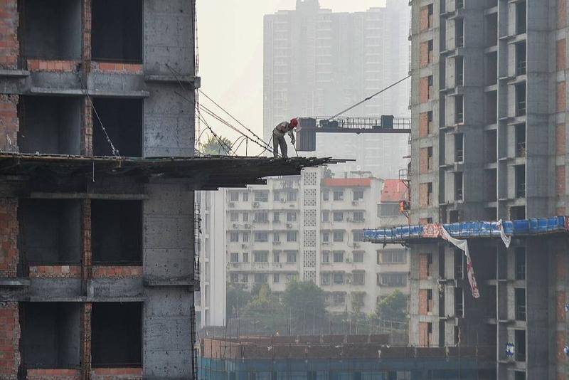 三线城市里不断在修建新的楼盘。图源:视觉中国