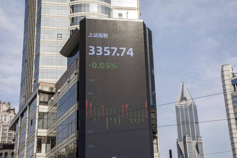 3月10日上海一大屏幕显示A股大盘行情,当天A股创下今年最低交易记录。来源:视觉中国