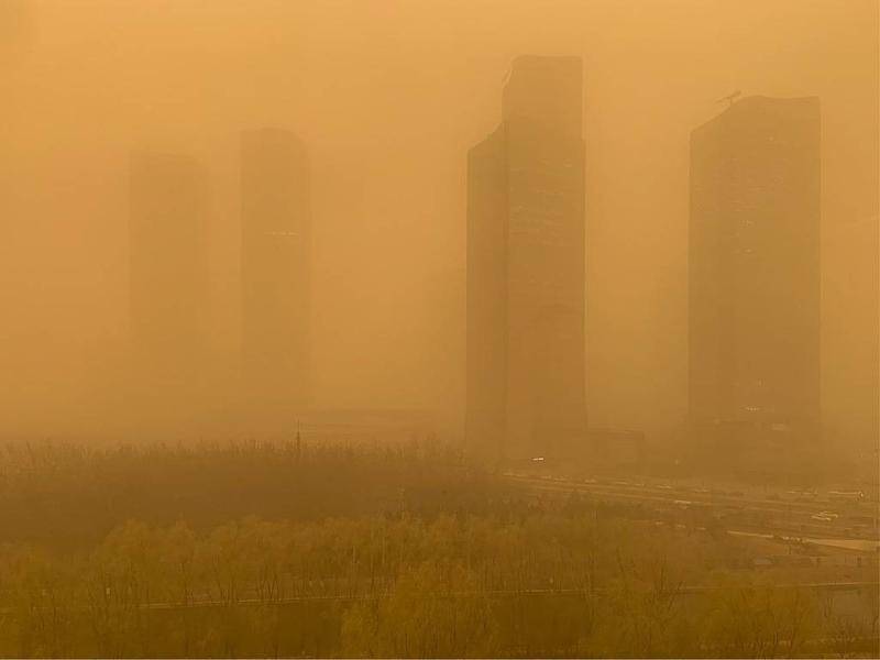 沙尘暴笼罩北京,大部分地区能见度小于1000米。图片来源:CFP