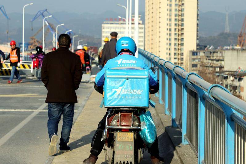 图为饿了么平台负责跑腿业务的“蜂鸟配送”图源/视觉中国