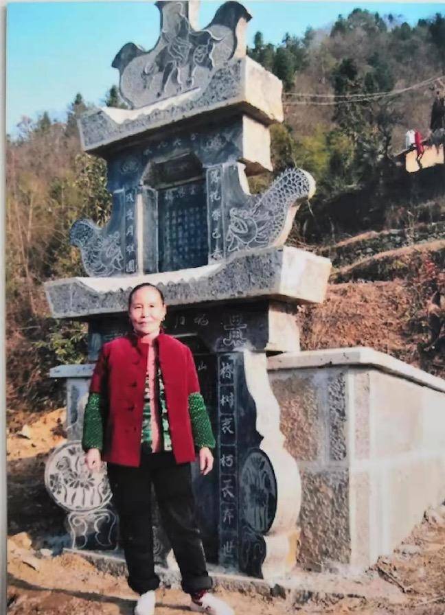 张周玉和自己提前建好的坟在一起