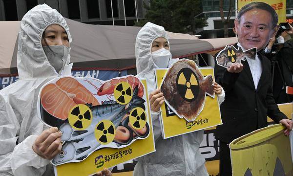 每日相册 | 西班牙人聚海边无声蹦迪,韩国人抗议日本核废水排海