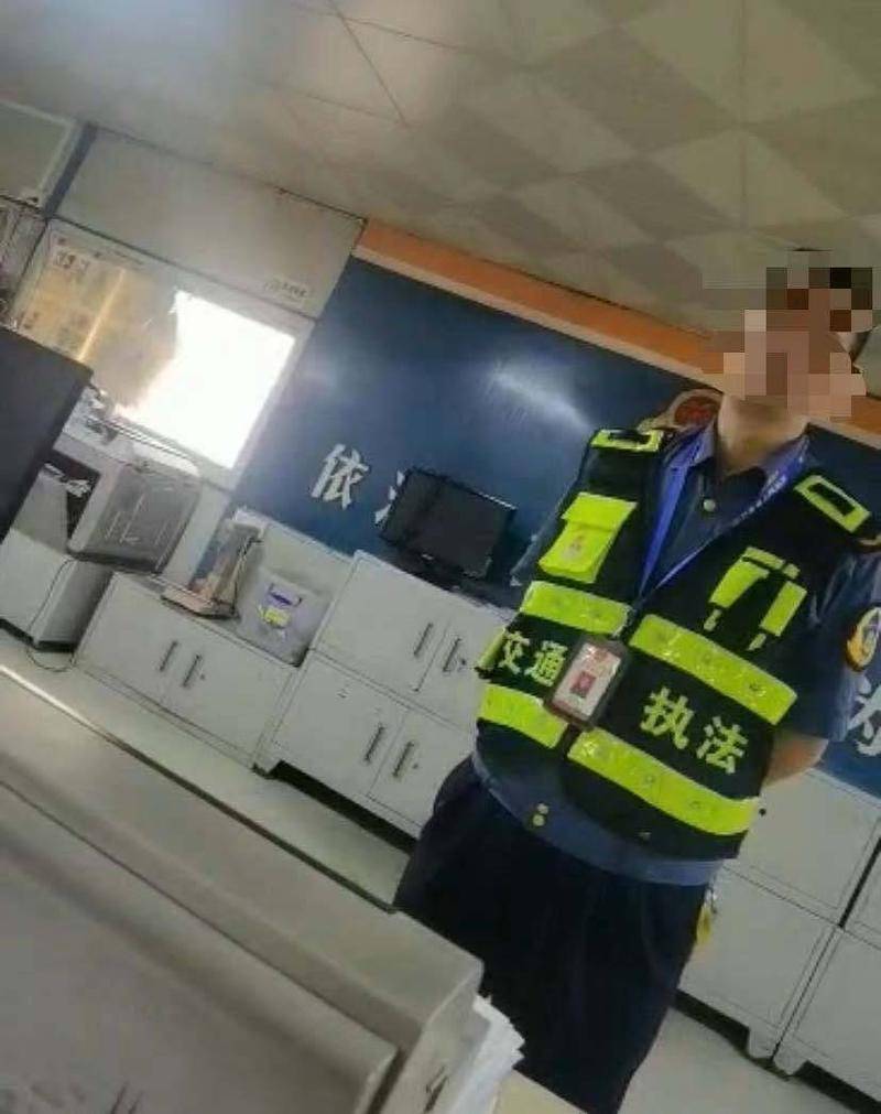 在与工作人员反复交涉无果之后,赵洪军感到不平。(视频截图)