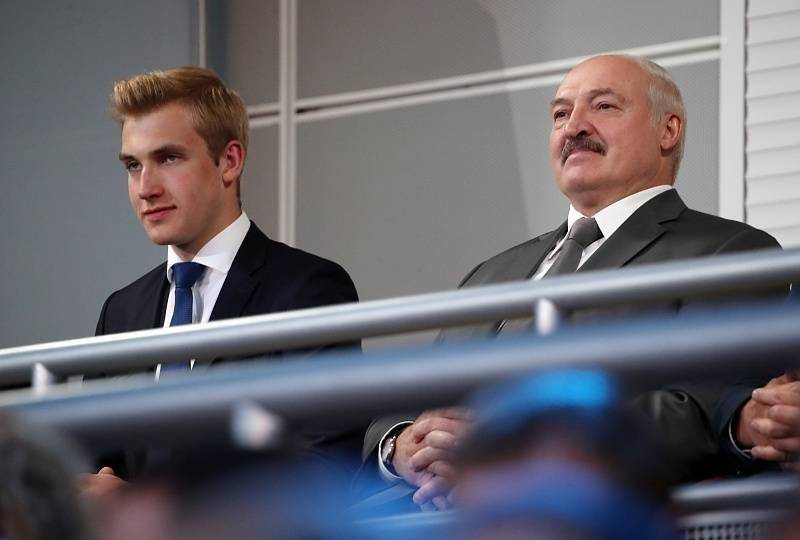 白俄罗斯维捷布斯克,白俄罗斯总统卢卡申科(右)和他的儿子尼古拉出席