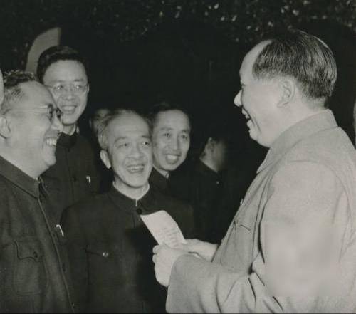 受到毛泽东接见的费孝通(右五)。