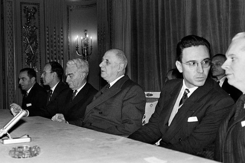 1963年1月19日,法国巴黎,法国总统戴高乐(中)参加法国国家行政学院院校友会。图片:CFP