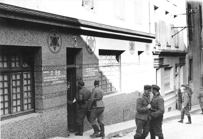 1940年,法国布雷斯特,德国士兵进入一家军事妓院 图片:维基百科